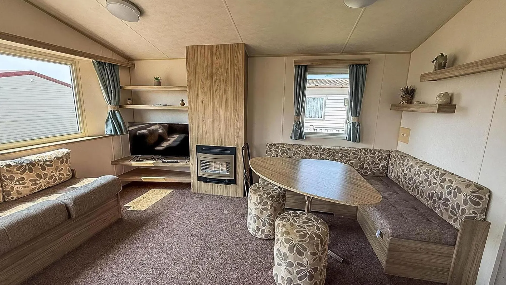 Lovely 6 Berth Caravan For Hire At Barmston Beach Holiday Park Ref 62062Hc Lund 캠프장